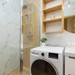 Apartment Bright In With Air Conditioning & Parking By Renters *