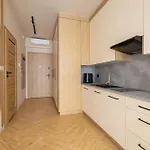Bright In With Air Conditioning & Parking By Renters Apartment *