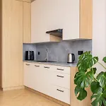 Apartment Bright In With Air Conditioning & Parking By Renters *