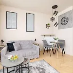 Bright In With Air Conditioning & Parking By Renters Kattowitz