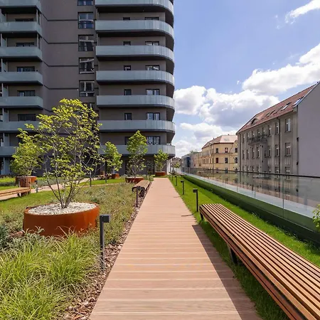 Bright In With Air Conditioning & Parking By Renters Apartament