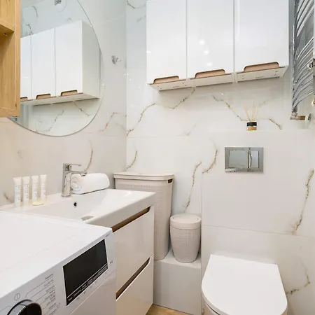 Bright In With Air Conditioning & Parking By Renters Katowice